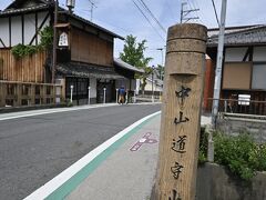 　　　　　　旧中山道です

　　　　　　中山道のままでもいいやん！って思ったりもしたけど
　　　　　　語らい学び舎通りです