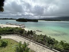 川平湾に来ました。
隙間から太陽が出ましたが、雲景色なので今一写真です。