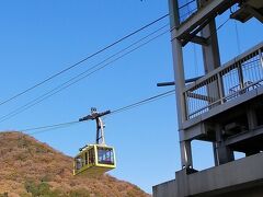 書写山ロープウェイ山麓駅

峠を越えて突き当りの県道516号を右折、横関の交差点で県道545号に入り夢前川を渡ります。
巡礼路はそのまま直進して常夜灯を兼ねた道標の立つ通りから参道に入りますが、書写山ロープウェイのスタンプを押すためにこちらに立ち寄りました(尚、スタンプは往復乗車後にしか押せないとのことでした)。


書写山ロープウェイ：https://www.mt-shosha.info
書写山ロープウェイ：https://ja.wikipedia.org/wiki/%E6%9B%B8%E5%86%99%E5%B1%B1%E3%83%AD%E3%83%BC%E3%83%97%E3%82%A6%E3%82%A7%E3%82%A4
県道516号：https://ja.wikipedia.org/wiki/%E5%85%B5%E5%BA%AB%E7%9C%8C%E9%81%93516%E5%8F%B7%E5%A7%AB%E8%B7%AF%E7%92%B0%E7%8A%B6%E7%B7%9A
県道545号：https://ja.wikipedia.org/wiki/%E5%85%B5%E5%BA%AB%E7%9C%8C%E9%81%93545%E5%8F%B7%E7%9F%B3%E5%80%89%E7%8E%89%E7%94%B0%E7%B7%9A
夢前川：https://ja.wikipedia.org/wiki/%E5%A4%A2%E5%89%8D%E5%B7%9D