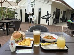 昼食はアクアガーデンカフェにしました。
チーズバーガーとビールにしました。
6600円に満たなかったので、ポテトとホットドックをテイクアウトしました。