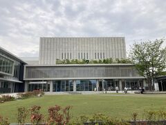 では、コンサート会場に向かいます。

今日の会場はコチラ。。。
東大阪文化創造館です。
旧市民会館及び旧文化会館の機能を集約し、東大阪市のシンボルにふさわしい文化芸術の創造と発信の拠点としてに、2014年から整備が開始され、2019年9月にグランドオープンした新しい施設です。

この場所は、東大阪市立中央病院があった跡地らしいです。