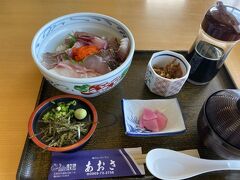 海鮮丼　そばつゆをかけて食べます