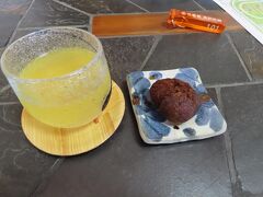 宿のお迎え車に乗って5分。
チェックインは飲み物とサーターアンダギーを食べながらまったりと。
