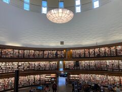 やってきたのはストックホルム市立図書館。

海外に行くとスーパー巡りとあわせて、本屋や図書館も巡るのが好きだったりします(^-^)