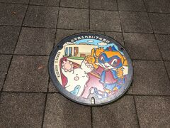 サイクリングの途中、花小金井駅前のロータリーに寄りました。
駅前に幾つか設置されている、デザインマンホールを確認してきました。
