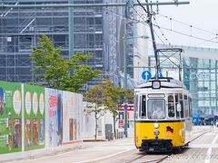 レトラムは1時間以上かけて福井駅を目指します。
福井駅前は北陸新幹線の延伸に向けて高層ビル工事が行われており、工事現場の横を颯爽とかわいいレトラムが走り抜けていきます。