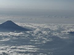 雲海からぼっかり頭を出す富士山を見ながら1時間余り、