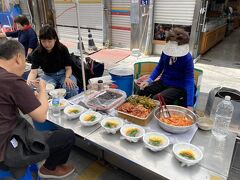 国際市場に移動。
道端に麺料理の屋台が出ています。