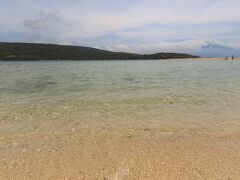 お昼休憩は上陸して、島の施設でいただきます。ビーチの海がすっごい綺麗です。