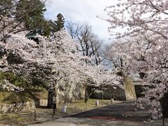 太鼓門跡
北出丸から本丸に通じる大手門の事で、多聞櫓と呼ばれた櫓が建てられ、藩主の登城や非常事態やその他の合図に使用する胴の直径1.8ｍの大太鼓を備えていた事から、太鼓門と呼ばれていました