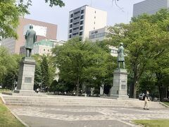 大通公園、10丁目広場のほぼ中央に、ホーレス・ケプロンの像と一緒に、黒田清隆の像が建っています。
