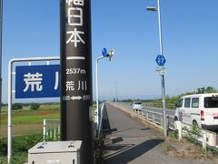 御成橋たもとの川幅日本一の標