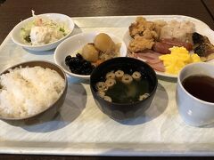 朝食はホテルでいただきました。
前日までとは一変して、あまり京都らしさが感じ取れない朝食です。
でも白米と味噌汁がいただけるだけでうれしい。