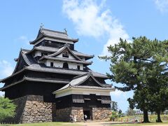 1611年に完成した松江城。
立派なお城です。
面積が現存天守中2位、高さは3位を誇るお城だそうです。

ここも来る前は松江城ねえと思っていたオット。
乗り気じゃないのは顔見てわかる（笑）。
何年の付き合いだと思っている！

来てみたら立派なお城に感動していました。
更に松江開府の祖、堀尾吉晴は24万石の大名だったということに驚き興味津々。
