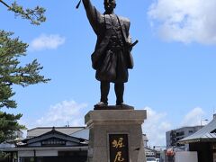 戦国武将として名を馳せた「堀尾吉晴（よしはる）公」の銅像
豊臣秀吉、徳川家康と二人の天下人に仕えました。
現在の松江市の礎を築きました。

（松江城HPより）
