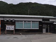 　次は上呂駅です。古い木造駅舎です。