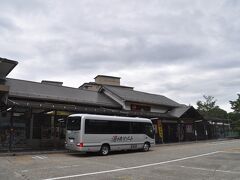 　下呂駅です。湯快リゾートの送迎バスが停まっています。