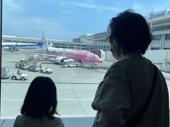 乗り継ぎの那覇空港。3世代で沖縄行けるなんて、幸せな事です！