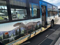 恐竜イラストでラッピングされたバスで勝山駅に戻ろう。