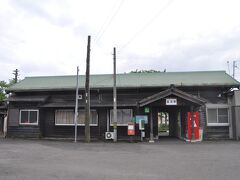 　次は富加駅です。古い木造駅舎です。