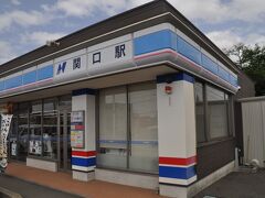 　ローソンの店内に待合室があるようです。