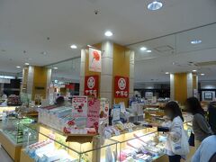 そのキャッチフレーズでおなじみの、
埼玉銘菓、"十万石饅頭"。

クレアモール商店街、丸広百貨店。
その地下フロアにあるヨ。
埼玉に来た時のお土産としては、
割と鉄板だと思うので買ったヨ！

なめらかなこしあんは北海道産小豆、
国産つくね芋、新潟県産コシヒカリの米粉を使った、
薄く独特の食感のある生地。
さすが"十万石饅頭"だヨ。