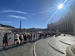 ジェラートを食べつつ、バチカン市国まで。テルミニ駅で購入したローマパス（48時間乗り放題25ユーロ）でバスはどこからでも乗れる。今日は法王の謁見があるらしく、荷物検査がいつもより厳しく、入るまではこの行列だった。