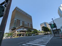 今回は車で来館
WESTINの看板のある海側からは駐車場にアクセスできないので注意
車寄せに入れるスペースあるが、コーンが置かれていて侵入不可だった

写真でいうと建物の背後にTIMESのタワー型パーキングがある。
