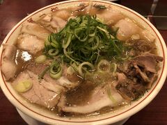 朝食はラーメン。
朝6時過ぎにもかかわらず、お店には行列ができてました。