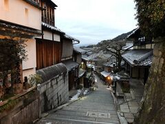 早朝から拝観できる寺社を探すと、清水寺がありました。
時間は余っているから、京都駅から徒歩で向かうことに。
さすがに三年坂に人の気配はありませんでした。