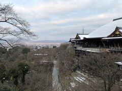 東山で太陽を背にしているから直接日の出は見えません。
でも京都西端から徐々に陽の光を浴びて、都がオレンジ色になっていきました。