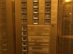 チェックインを済ませてお部屋まで。
プレミアムエグゼクティブルーム最上階の27階！