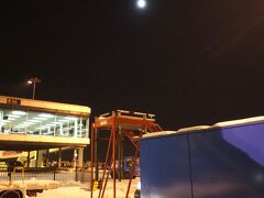 アムステルダムには夜6時到着。
こっちも雪、すごいな。
正面に丸く見えるのは月！