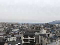 前日は雲は多かったが、それでも青い空を見ることができました。
しかし空一面雲に覆われてました。
9時前にチェックアウト、ホテルのバスが京都駅まで送ってくれました。