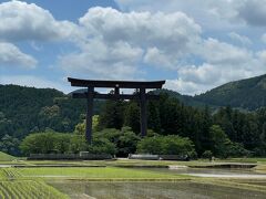 もともとの本宮があった場所へ。大きな大きな鳥居だけがあります。