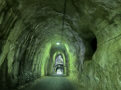 トンネルの中、新トンネルの上に、旧トンネルの穴が見えます
ライトアップも幻想的