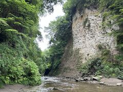 中瀬遊歩道を５００ｍほど歩いたところで、遊歩道は行き止まり
ここが弘文洞跡、素掘りで治水のためのトンネルを掘ったあとが岩肌に残っています