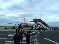 『関西国際空港』
ほぼ時間通りに到着しました。
日本はまだ寒いです。
