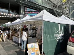 　今日までなので、売り切れているお店もありますが、 野菜や、ソフトクリーム、蜂蜜などを売っています。美味しそう。
　でも、食べたい物は阪急地階にあります。朝から移動して、午前中は博物館、午後は美術館で歩きくたびれました。これをご褒美にするから、頑張ろうねと、自分を励ましてました。頭の中はすっかりこれ。