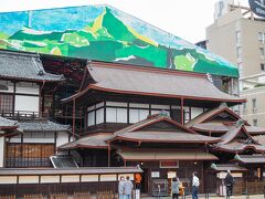 四国ツーリング Day 6

朝湯にて、日本最古の湯・道後温泉本館に入ります。
備え付けのものは何もないため、入口でタオルとみかん石鹸を買いました。
狭い階段を地下に入っていく独特の空間は、なかなかディープです。