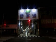 翌日の夕食に備えて、焼き鳥屋さんを出てから商店街を散策。でも、人がいない・・・

