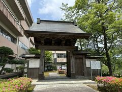 大多喜城跡の中で唯一残る建造物の遺構、薬医門。
完全に高校の中、玄関前にありますが、配慮して見学してよいという趣旨の説明書きがあったので、ちょっと見学させてもらいました。