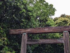 神宮前駅から熱田神宮までは５分ほど。
趣のある木の鳥居をくぐり参拝しますが・・残念ながら大雨です