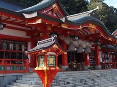 赤い鳥居のトンネルをくぐり、少し山をのぼったところにある太鼓谷稲成。参拝客も多く、賑わっている稲荷神社です。