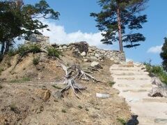 リフト乗り場から最初に見える遺構は出丸。高台にあり、ここからの眺めは素晴らしいです。