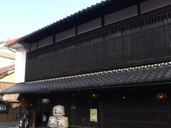 津和野の城下町へと戻り、中心部にある酒蔵、古橋酒造へ。津和野城巡りの後の疲れた体に晩酌用のお酒を購入します。ここの銘柄は「初陣」。おいしかったです。