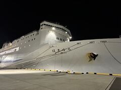 22:50 新門司港フェリーターミナル
超広角レンズで撮影しましたが、本当に大きな船です。
