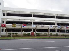 那覇空港14時55分着。
リムジンバスで北谷に向かいます。
沖縄でキャンプ中のプロ野球球団の旗が並んでいます。