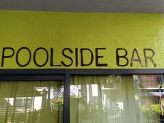 本日はキュランダ観光。朝食はアパートのプールバーで。