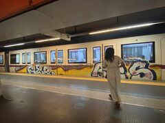 混み始めた美術館を後に、コロッセオ方面へ向かう。バスも地下鉄も乗り放題のローマパスで移動。地下鉄B線でコロッセオ駅まで。